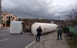 В Житомире перевернулась автоцистерна с газом: жителей домов пришлось эвакуировать