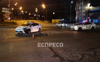 В Киеве пьяный водитель влетел в полицейский автомобиль , фото