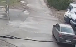Курьезное ДТП в Киеве: автомобиль без водителя съехал на проезжую часть, видео