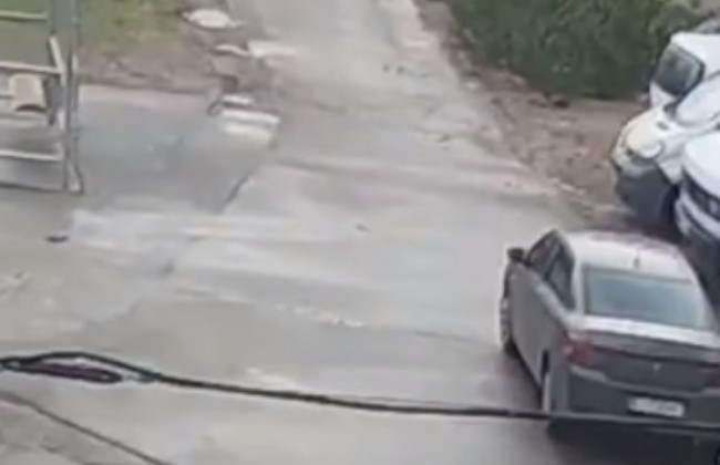 Курьезное ДТП в Киеве: автомобиль без водителя съехал на проезжую часть, видео