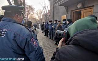 В Ереване протестующие забросали яйцами депутата, видео