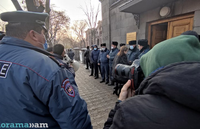 В Ереване протестующие забросали яйцами депутата, видео