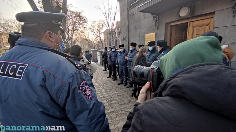 В Ереване протестующие забросали яйцами депутата, видео