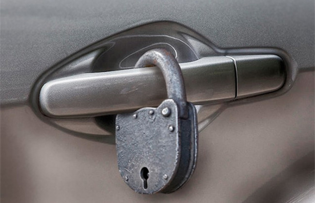 Водителям оставляют странные записки в салоне автомобиля: что известно о новой схеме обмана