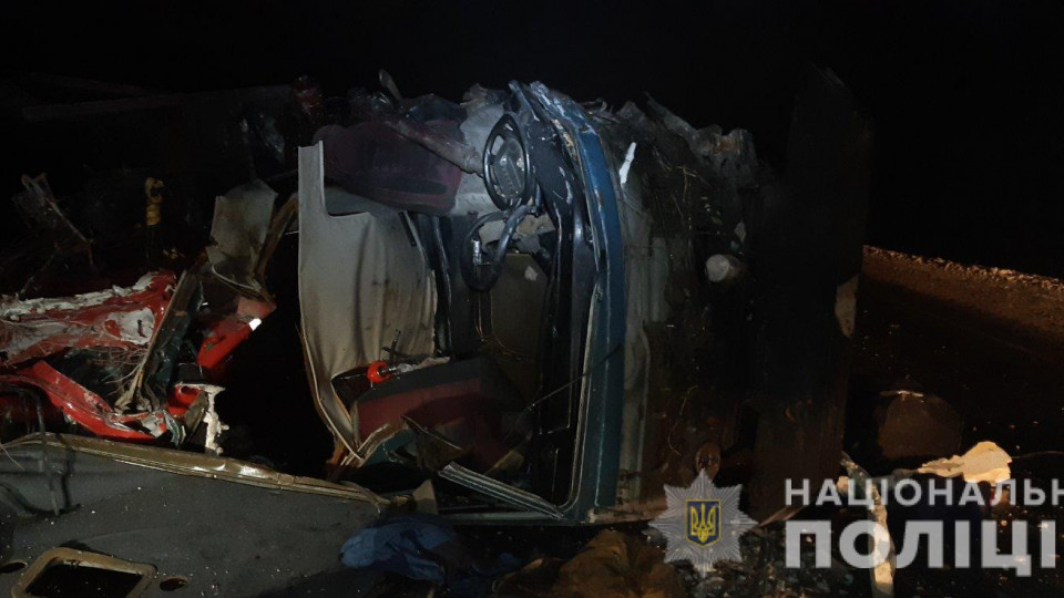 В Харьковской области фура столкнулась с грузовиком, один из водителей погиб: фото