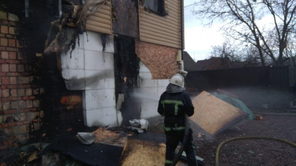 В Киеве горел двухэтажный частный дом: появились фото