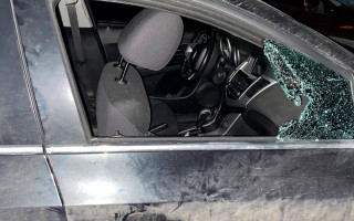 Розбив скло в автомобілі та пішов далі: під Києвом спіймали вандала