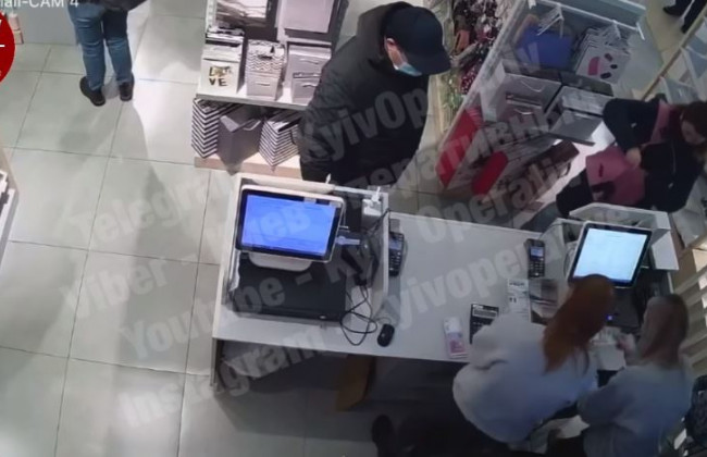 В киевском ТРЦ орудуют мошенники: мужчина представляется грузчиком