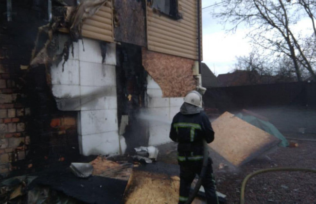 В Киеве горел двухэтажный частный дом: появились фото