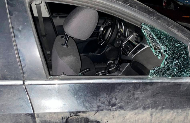 Розбив скло в автомобілі та пішов далі: під Києвом спіймали вандала