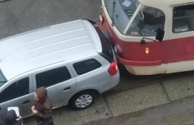 В Киеве трамвай протаранил легковушку