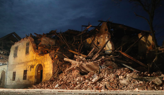 Стихийное бедствие из-за землетрясения в Хорватии: люди ночевали на улицах, фото