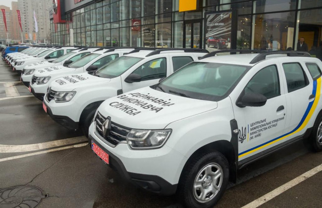 Мін’юст забезпечив державних виконавців автомобілями Renault Duster: фото