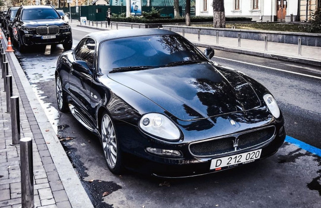 В Украине заметили спорткар Maserati на необычных номерах