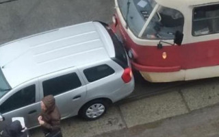 В Киеве трамвай протаранил легковушку