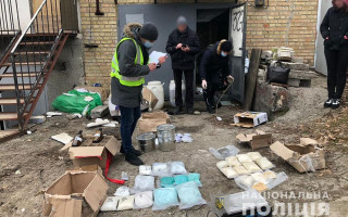 Нацполіція ліквідувала понад 100 інтернет-магазинів із продажу наркотиків на 50 мільйонів гривень: фото, відео