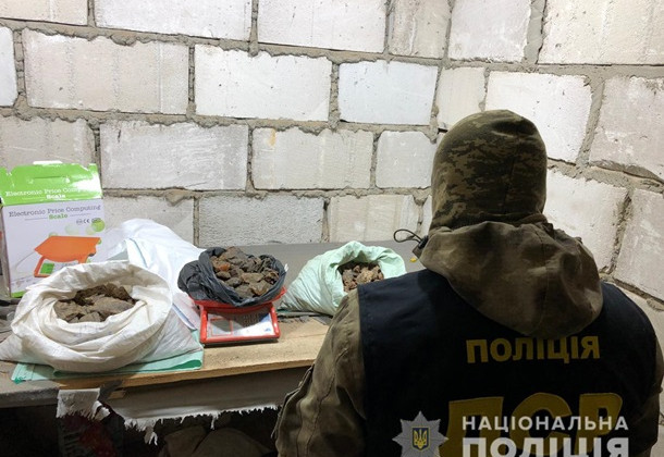 В Ровенской области провели обыски у копателей янтаря