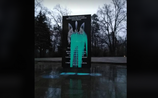 У Києві вандали облили фарбою пам'ятник воїнам АТО: фото