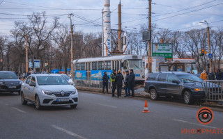 В Днепре легковушка снесла ограждение и травмировала женщину, видео