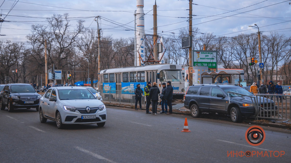 В Днепре легковушка снесла ограждение и травмировала женщину, видео