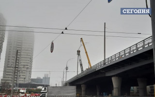 В Киеве на Шулявском мосту устанавливают фонари, фото