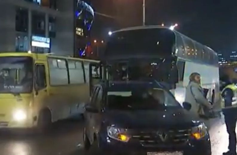 В Киеве автомобиль с дипломатическими номерами устроил серьезное ДТП