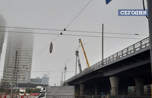В Киеве на Шулявском мосту устанавливают фонари, фото