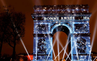 Комендантский час и 100 тысяч правоохранителей на улицах: как Франция будет встречать Новый год