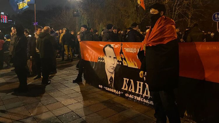 В Киеве проходит факельное шествие в честь Бандеры: фото, видео