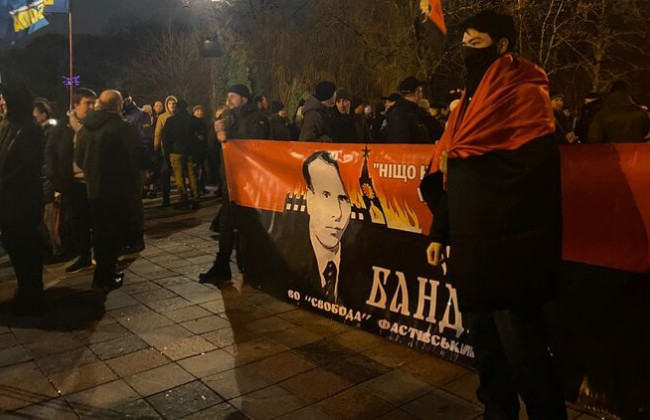 В Киеве проходит факельное шествие в честь Бандеры: фото, видео