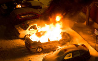 В спальном районе Киева вновь горят припаркованные автомобили