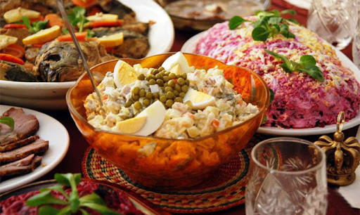 Сколько «живет» новогодняя еда: правила хранения после застолья