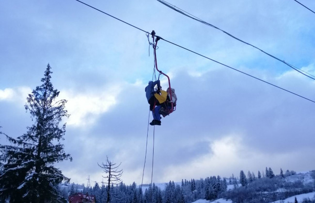 В Карпатах сломался подъемник: на высоте застряли более 70 туристов: фото, видео