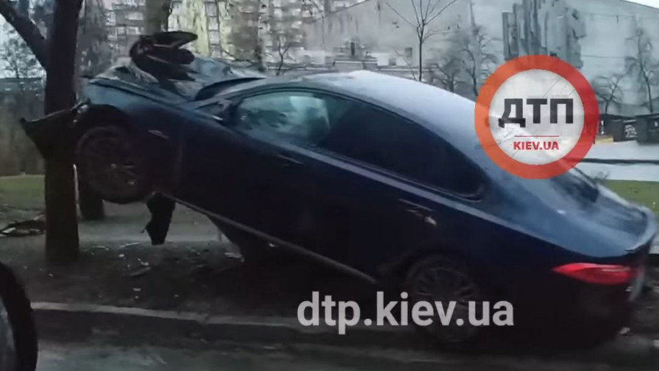 В Киеве Jaguar влетел в столб и застрял: фото, видео