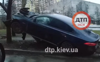В Киеве Jaguar влетел в столб и застрял: фото, видео
