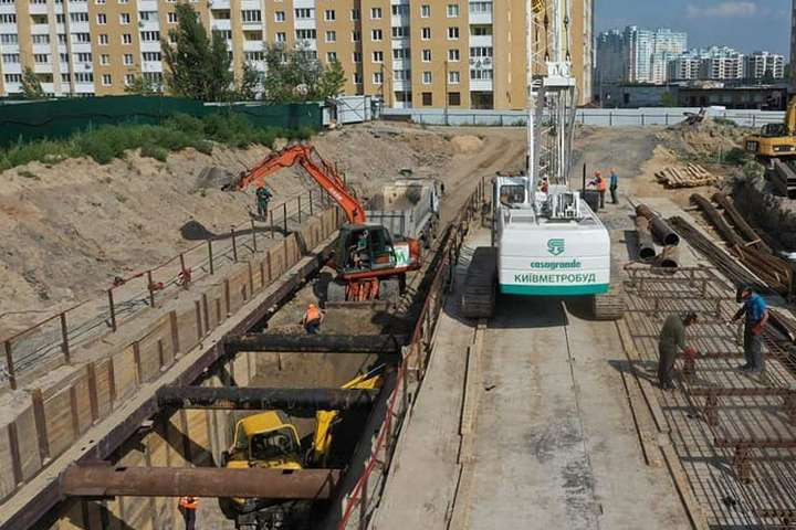 В Киеве рушится многоэтажка из-за строительства метро на Виноградарь