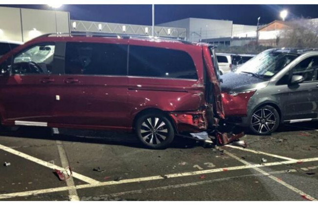 В Испании уволенный сотрудник Mercedes-Benz со злости разбил 50 новых авто с помощью бульдозера, фото