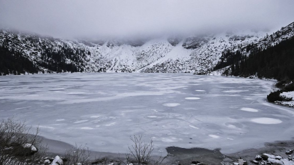 Украинские туристы провалились под лед на озере в польских Татрах