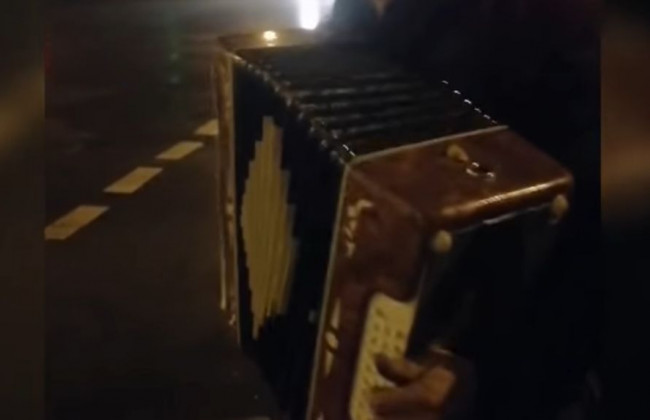 В Киеве пьяный водитель устроил копам концерт на дороге, видео