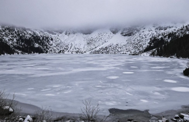 Украинские туристы провалились под лед на озере в польских Татрах