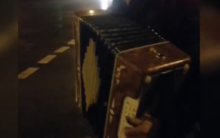 В Киеве пьяный водитель устроил копам концерт на дороге, видео