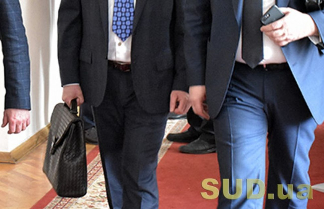 Адвокатів та нотаріусів влаштують на державну службу за певних умов