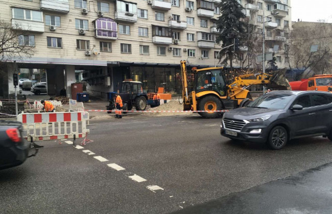 На одній із центральних вулиць Києва стався провал, фото