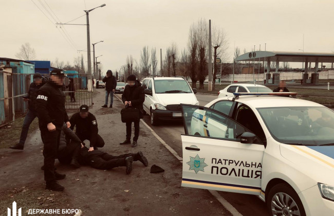 У Кривому Розі патрульний встановив власний тариф для водія вантажівки: 40 тисяч грн за 20 днів