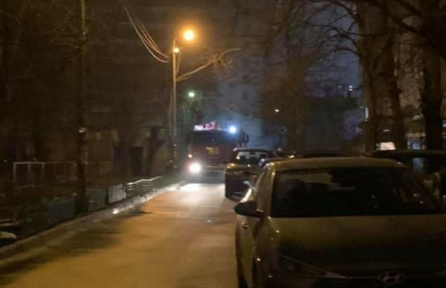 В Киеве «герои парковки» заблокировали проезд пожарным машинам, фото