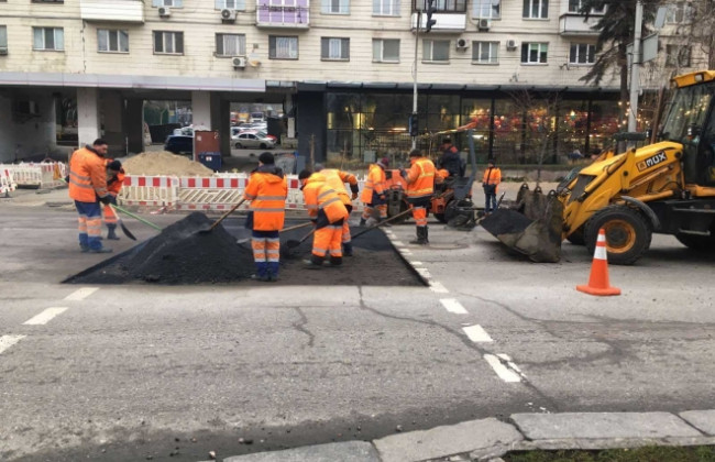 У Києві на одній із центральних вулиць відремонтували дорогу