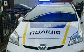 В Киеве полицейские припарковали машину посреди тротуара, фото