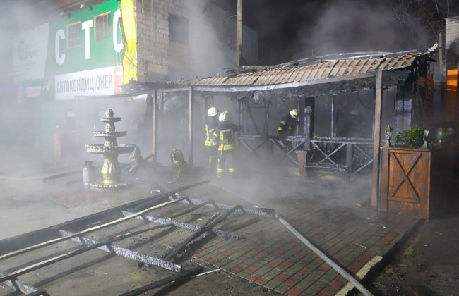 В Киеве масштабный пожар повредил несколько зданий: фото