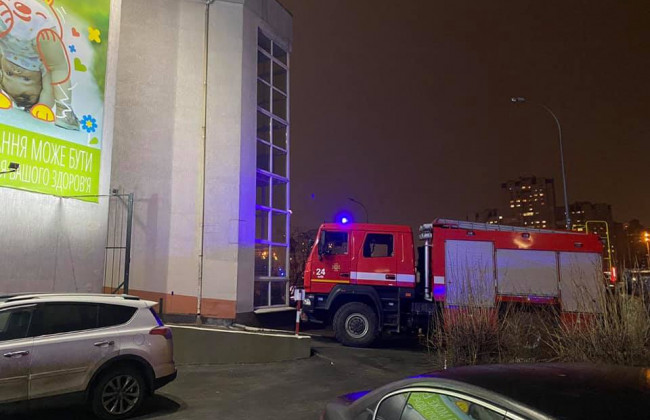 В спальном районе Киева горела многоэтажка, фото