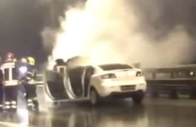 В Киеве на ходу вспыхнул автомобиль, видео